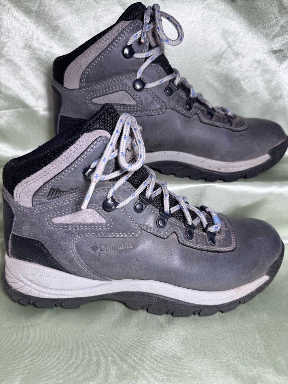 ⁠Columbia Newton Ridge Plus Wide Hiking Boots Grey BK3783-052 Women Size 7⁠ WIDE